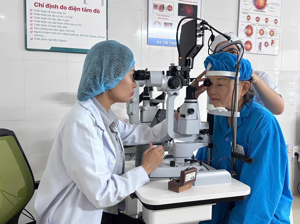 laser quang dong dieu tri day mat 1