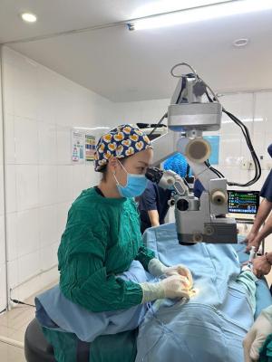 PHẪU THUẬT CẤP CỨU: CA CHẤN THƯƠNG MẮT Ở TRẺ DO NGÃ!